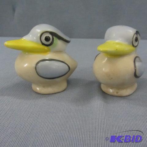 lot 98 image: Salt & Pepper Lustreware