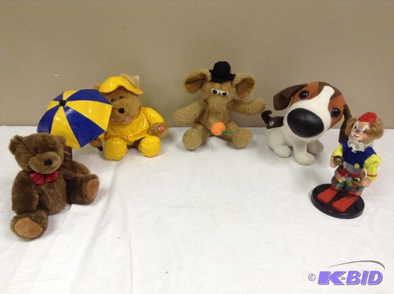 lot 19 image: Childrens Stuffed Animals