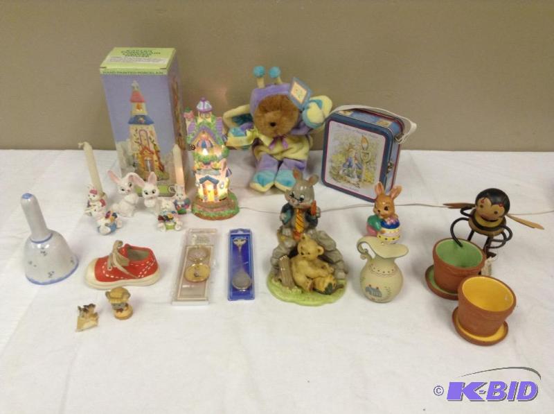 lot 2 image: Decorative Collectibles
