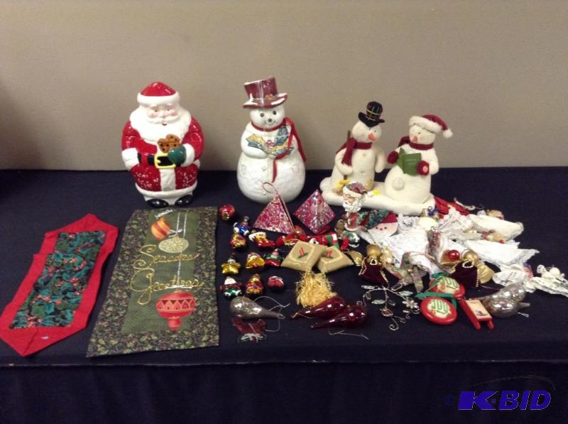 lot 36 image: Lot of Christmas Decor