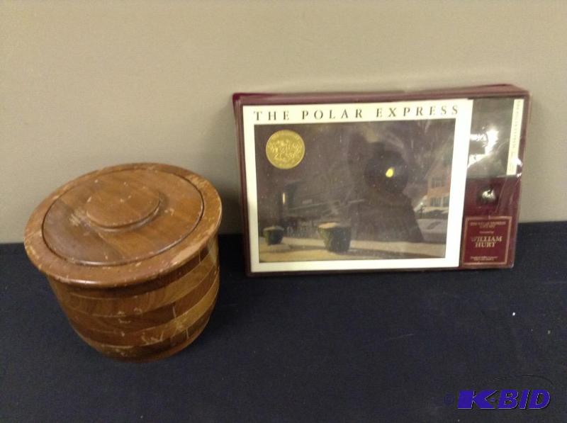 lot 75 image: Polar Express Gift Set & Ice Bucket