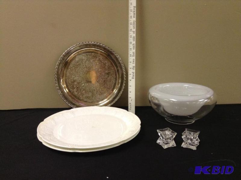 lot 92 image: Table Serving Items