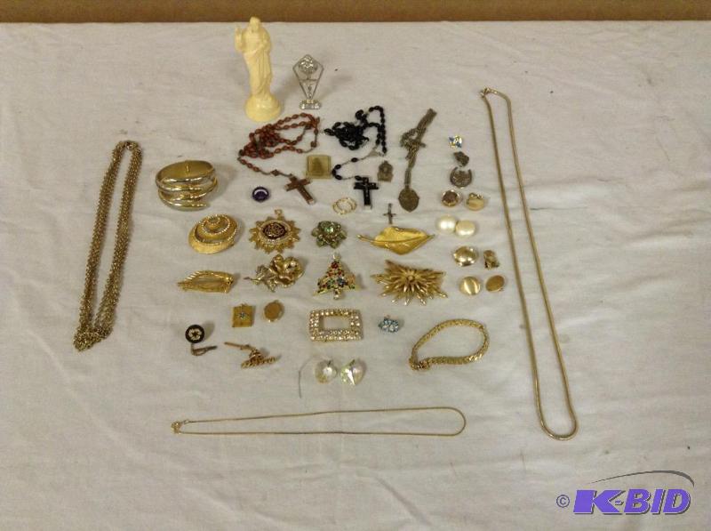 lot 147 image: Lot Jewelry - Rosaries, Pins Earrings 