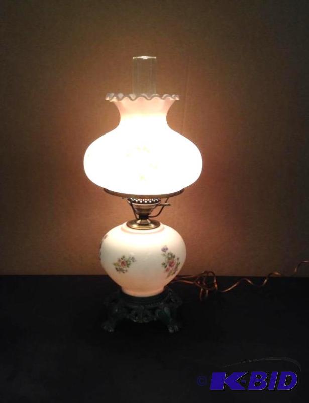 lot 17 image: Gorgous Gone With Wind Style Lamp
