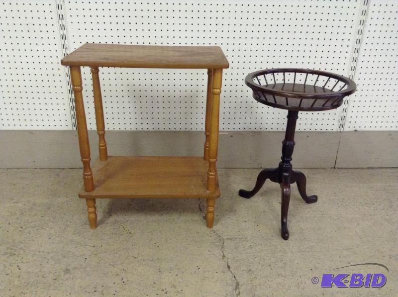 lot 3 image: 2 Side Tables