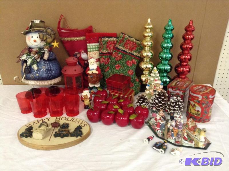 lot 42 image: Christmas Decor