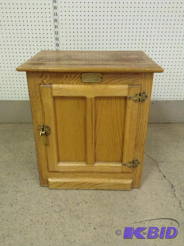 lot 9 image: Light Wood Ice Box