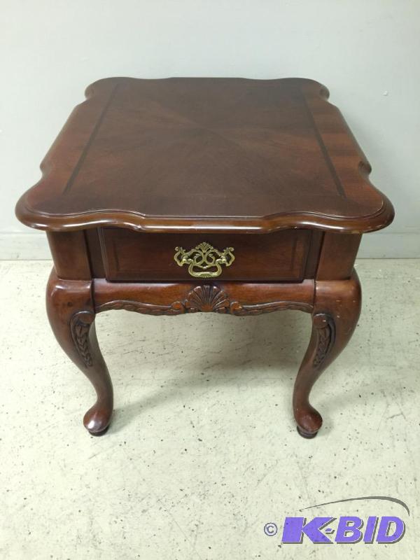 lot 19 image: Dark Finish End Table with Drawer