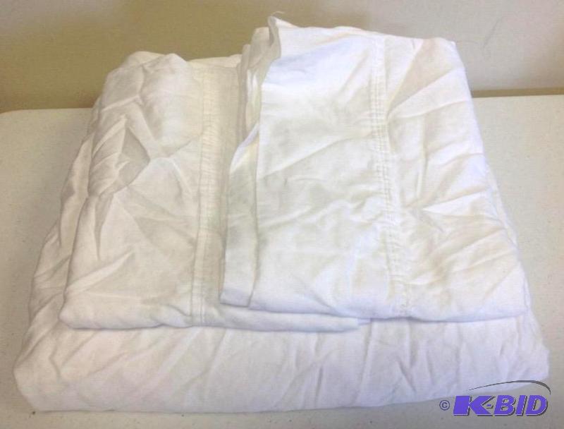 JC Penney Studio Full Fitted and 2 Pillow Cases White