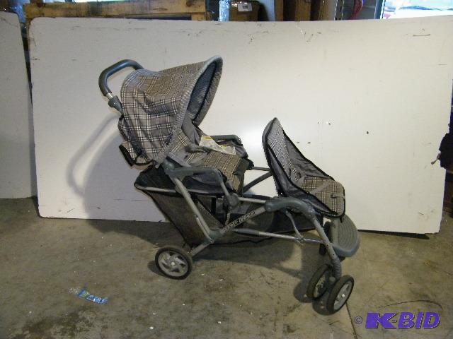 lot 50 image: Dual Glider Two Seat Stroller - Folds for por...