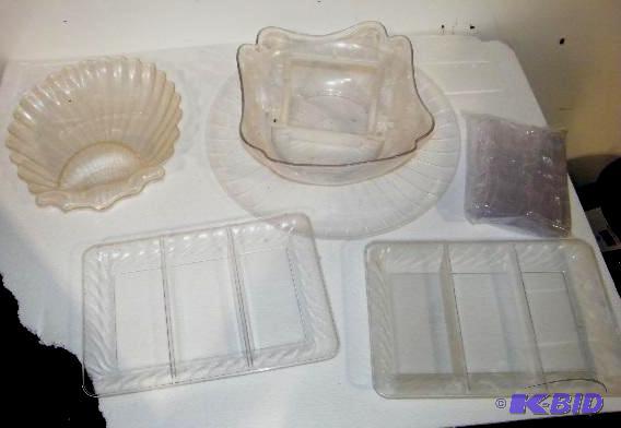 lot 90 image: Partyware - Plastic trays - Plastic bowls - P...