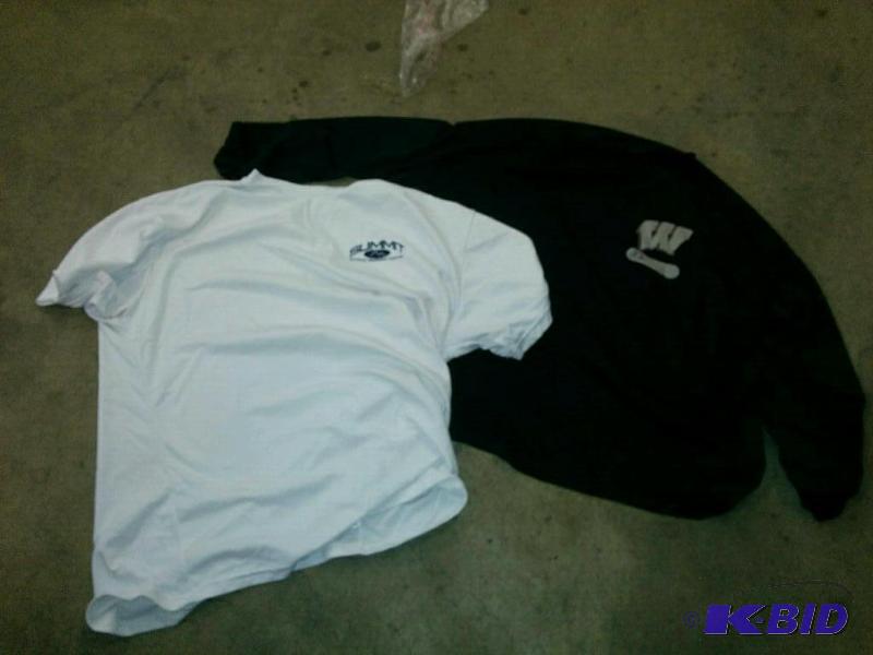 2 T-Shirts