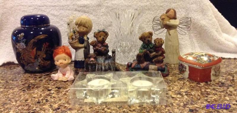 lot 109 image: Assorted Small Home Decor Collectibles