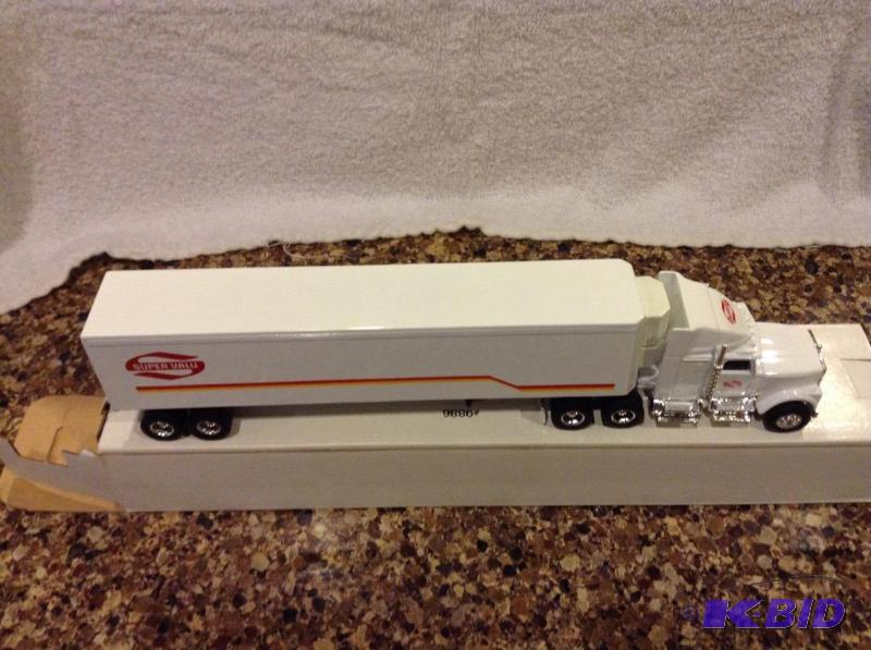 lot 172 image: Ertl SuperValu 18 Wheeler Refrigerator Truck