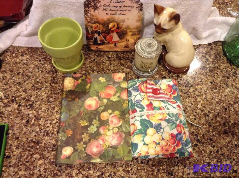 lot 175 image: Decorative Collectibles and Stationery Sets