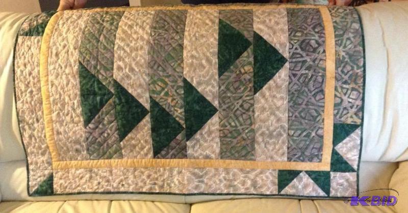 lot 184 image: Handmade Hanging Quilt