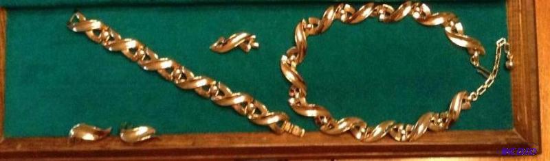 lot 207 image: Nice Vintage Gold Tone Trifari Jewelry Lot