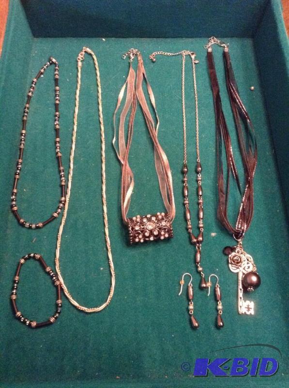 lot 212 image: Assorted Fashion Necklaces - Premier Designs and more