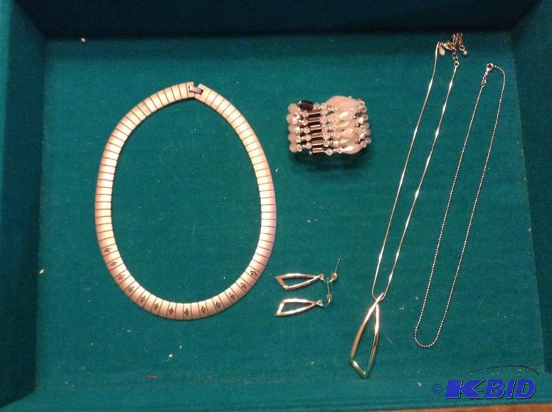 lot 216 image: More Jewelry