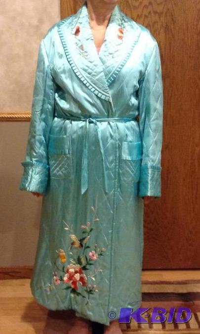 lot 274 image: Vintage Womens Robe Yokohama Japan