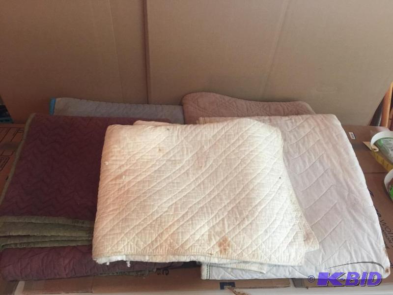 lot 314 image: Lot of Moving Blankets