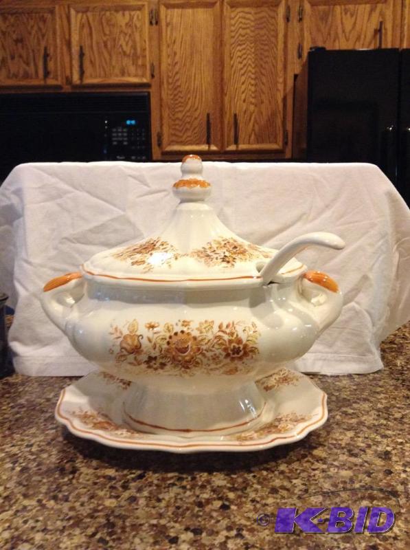 lot 320 image: Vintage Ceramic Tureen