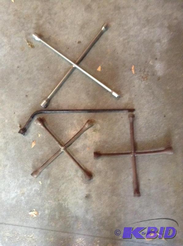 lot 344 image: Group of Tire Irons