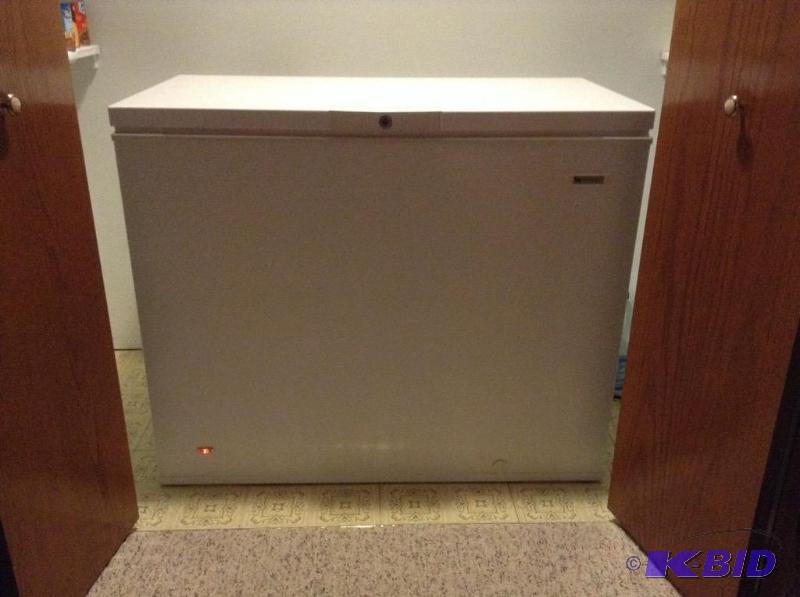 lot 54 image: White Westinghouse Chest Freezer