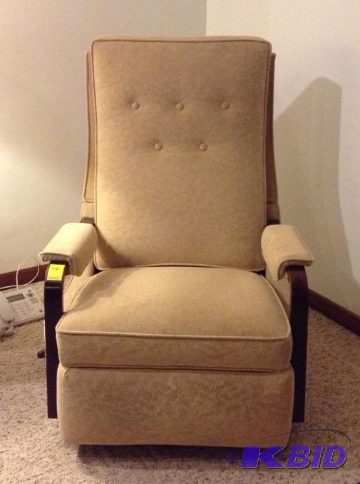 lot 66 image: Vintage Lazy Boy RockerRecliner