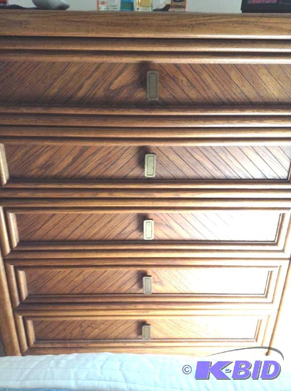 lot 8 image: Bassett Bedroom Set