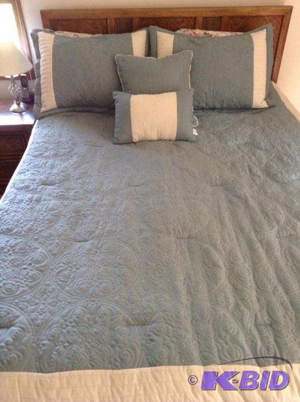lot 9 image: Lovely BlueWhite Queen Size Quilted Bedding Set
