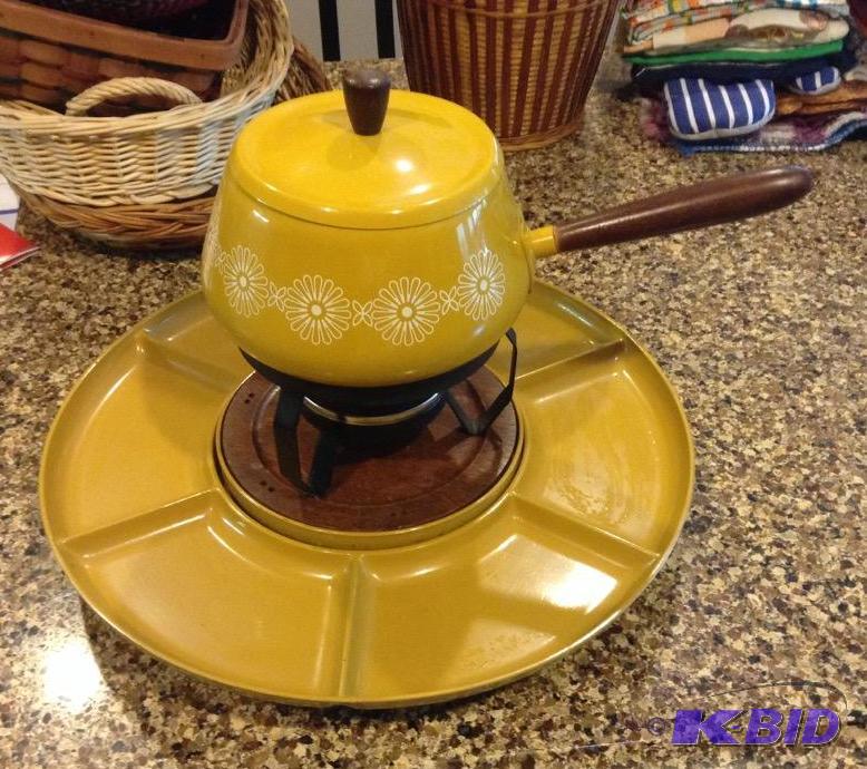 lot 90 image: Vintage Harvest Gold Fondue Pot