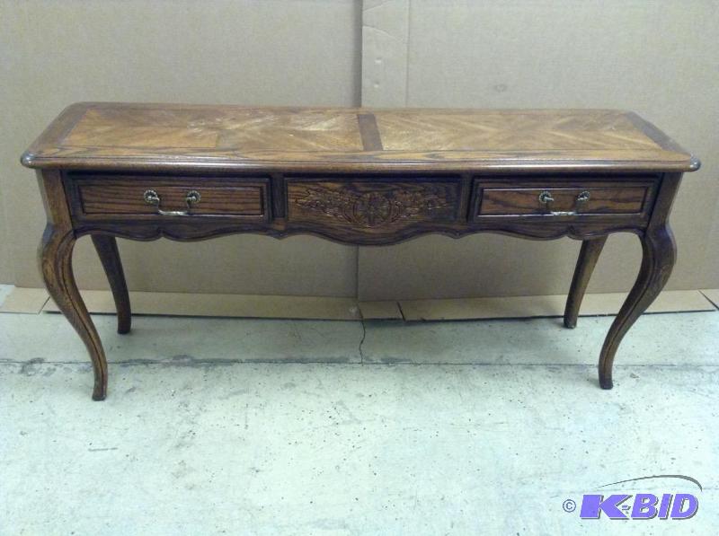 lot 10 image: Hammary Curved Leg Sofa Table