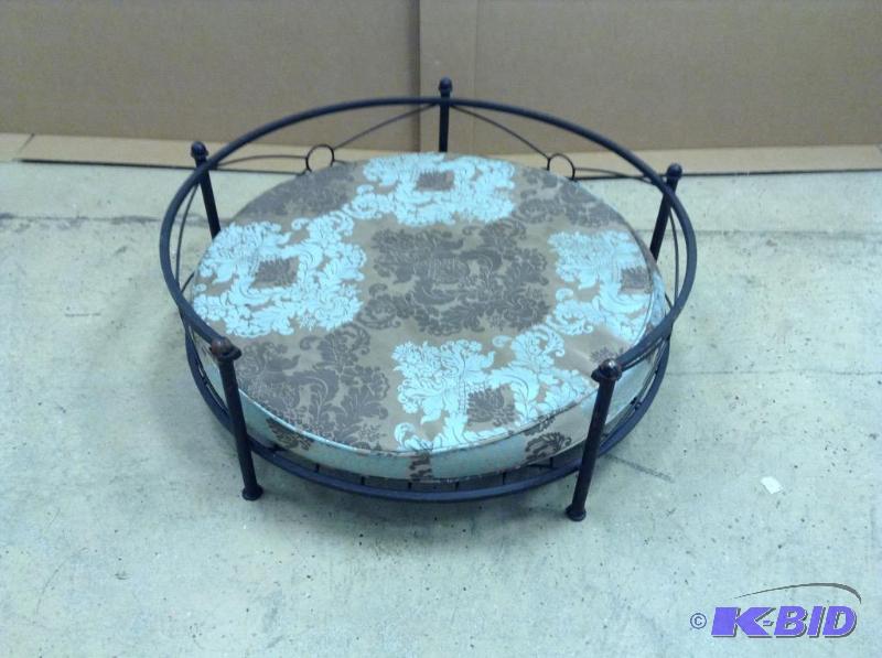 lot 11 image: Metal Frame Dog Bed