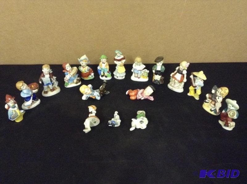 lot 16 image: Group Occupied Japan People Figurines