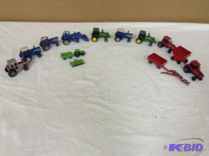 lot 21 image: Assortment Tractor Toys - Ertl, John Deere, International