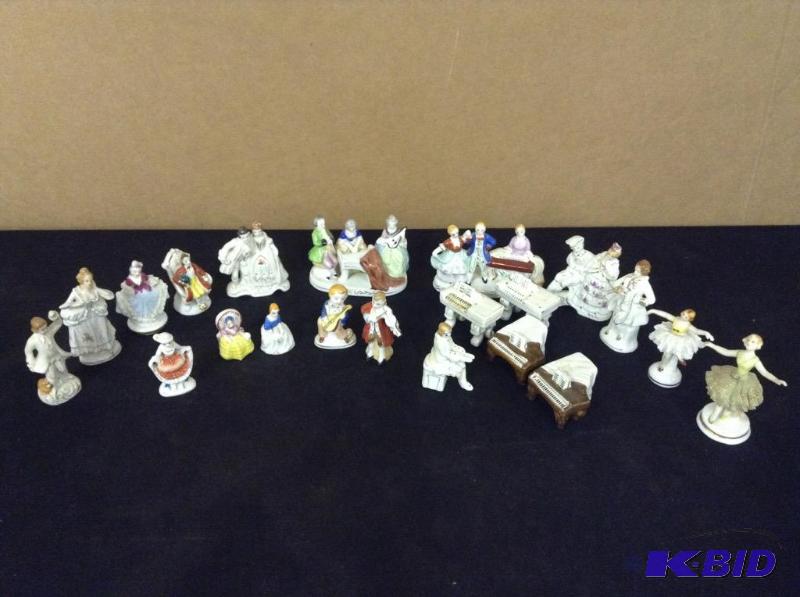 lot 24 image: Victorian Type Occupied Japan Figurines
