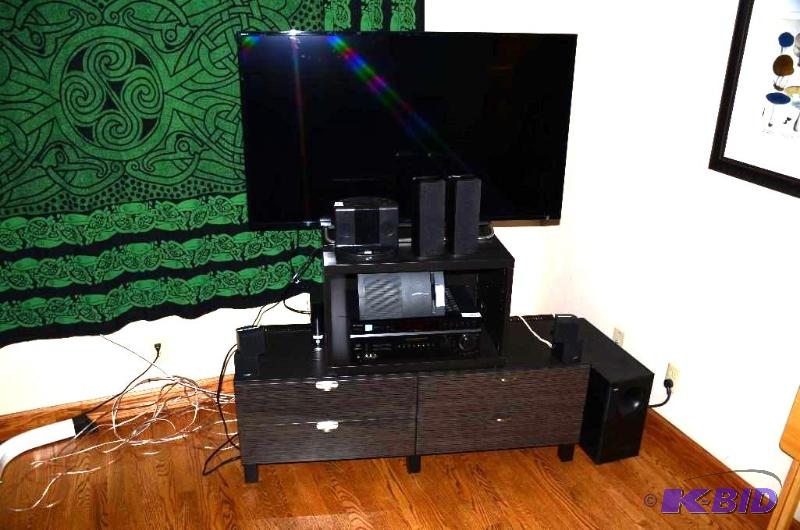 lot 131 image: Bose video speaker model V100, 4 cube speaker...