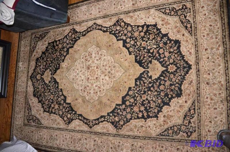 lot 134 image: Beautiful area rug 91x62...
