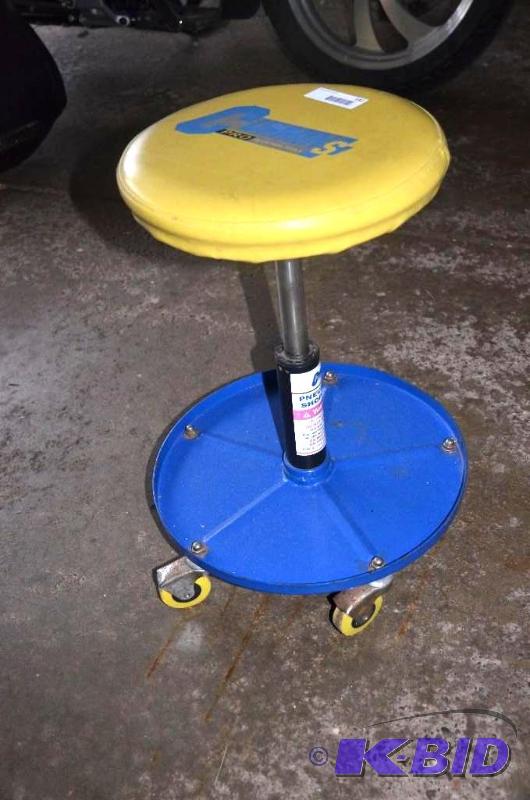 lot 142 image: Cummins Pro Pneumatic shop seat...