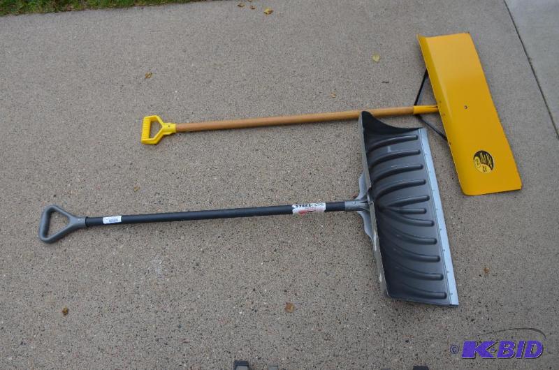 lot 152 image: Suncast&nbspgray snow shovel & Yo Ho Ste...