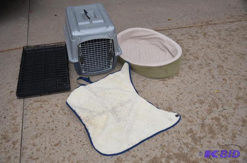 lot 208 image: Group of pets items including dog kennel pet ...