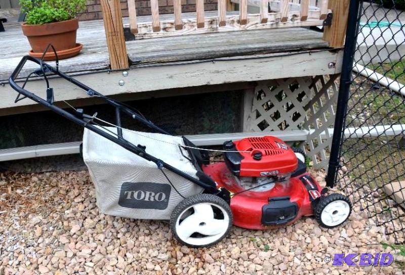 lot 214 image: Toro 22" Front Drive GTS 6.5 HP Recycler...