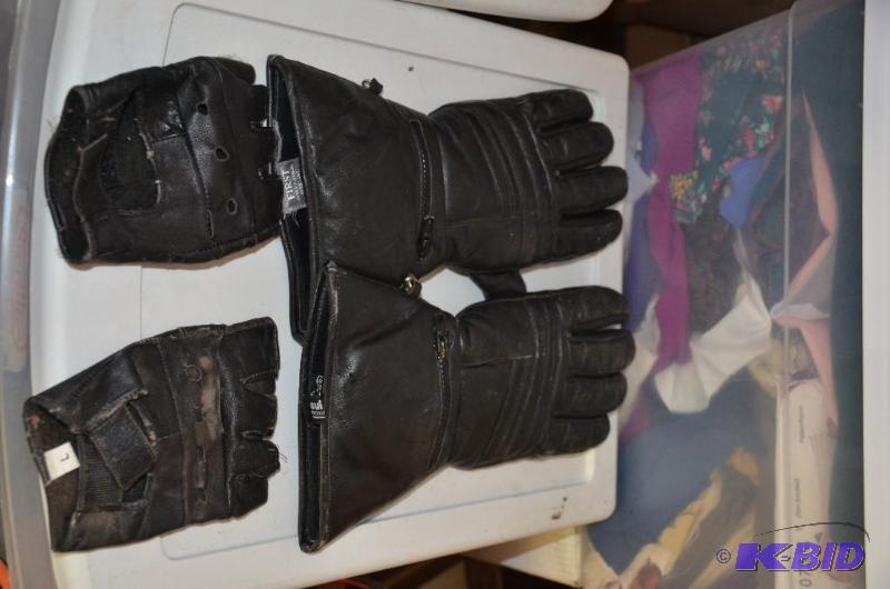 lot 221 image: 2 Sets of leather gloves one are great for sn...