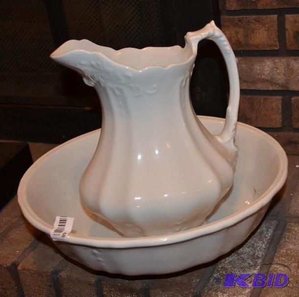lot 48 image: Johnson brothers ceramic wash basin & pit...