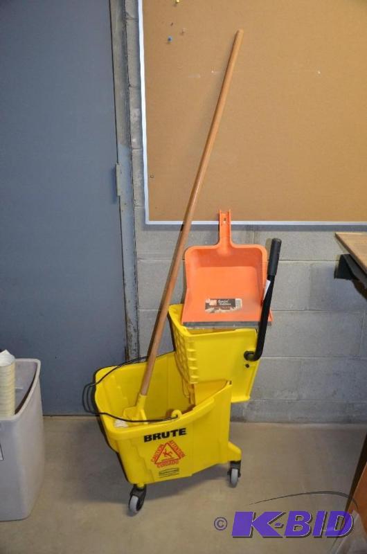 lot 64 image: Bruce Mop Bucket with mop...