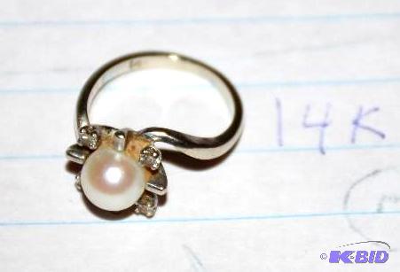 lot 7 image: 14k White Gold, Diamond & pearl ring- Di...