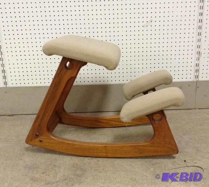 lot 11 image: Vintage Balans Ergonomic Kneeling Chair
