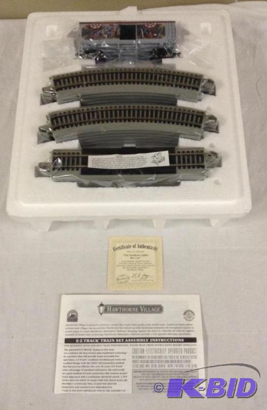 lot 122 image: Hawthorne Village The Northern Lights Box Car Civil War Confederate Express Train Car & Track - HO