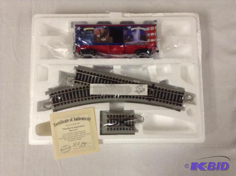 lot 129 image: Hawthorne Village Wonder & Inspiration Box Car Spirit of America Train Car & Track - HO Scale